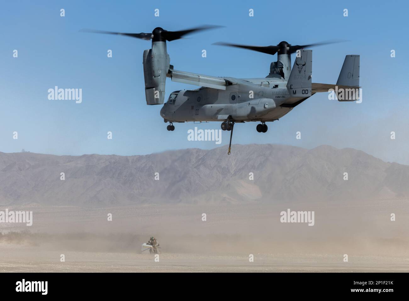 USA Marines mit Marine Medium Tiltrotor Squadron (VMM) 261 und Combat Logistics Battalion (CLB) 7 üben externe Aufzüge mit einem MV-22B Osprey im Marine Corps Air Ground Combat Center Twentynine Palms, Kalifornien, 25. Januar 2023. Der VMM-261 ist für die Unterstützung von Bodeneinheiten auf See während der Service Level Training Übung 2-23 geschult, einer Reihe von Übungen zur Vorbereitung von Marines auf Einsätze rund um den Globus. VMM-261 ist eine Untereinheit von 2. Marine Aircraft Wing, dem Luftkampfelement der II Marine Expeditionary Force. Stockfoto