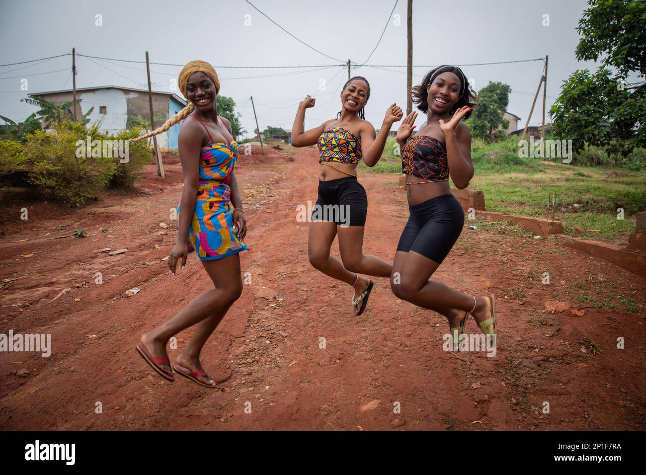 Drei glückliche afrikanische Mädchen springen und lachen, Freundschafts- und Zusammengehörigkeitskonzept Stockfoto