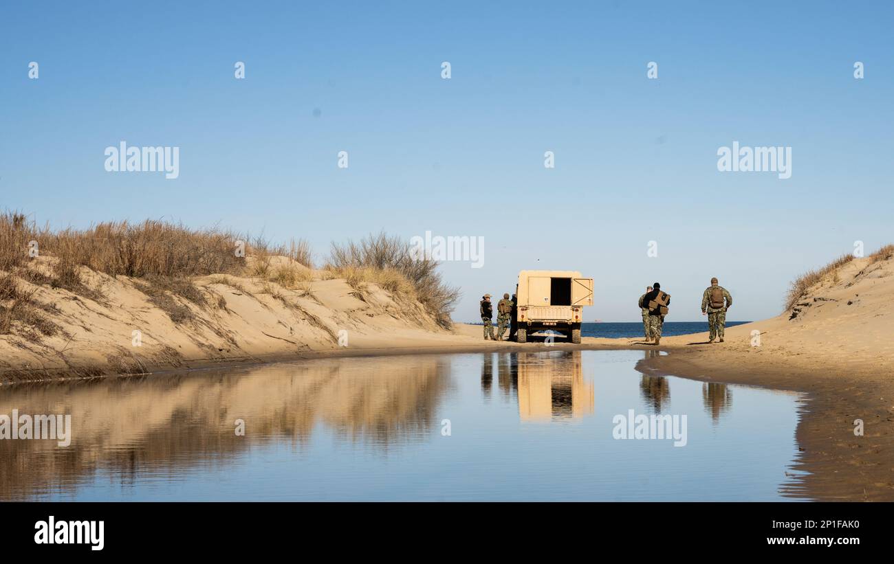 USA Matrosen mit Beach Master Command 2, USA Zweite Flotte bereitet sich auf Strandlandungen im Rahmen der Übung AMPHEX 2023 auf der Joint Expeditionary Base Little Creek-Fort Story, Virginia, 28. Januar 2023 vor. Übung AMPHEX ist eine gemeinsame Übung, bei der eine begrenzte Interoperabilität und eine höhere Kompetenz in betrieblichen Manövern nachgewiesen wurden, einschließlich der Einarbeitung in die USA Navy Landing craft Air Cushion (LCAC) und Landing craft Utility (LCU), amphibische Strandlandungen, Flugübungen und kombiniertes Live-Fire Training. Stockfoto