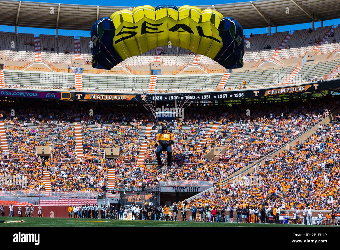 April 16, 2016: The Navy Seal's Leap Frogs parachute team dropped into Neyland Stadium before the University of Tennessee Orange and White intrasquad scrimmage at Neyland Stadium in Knoxville, TN Tim Gangloff/CSM (Cal Sport Media via AP Images) Stockfoto