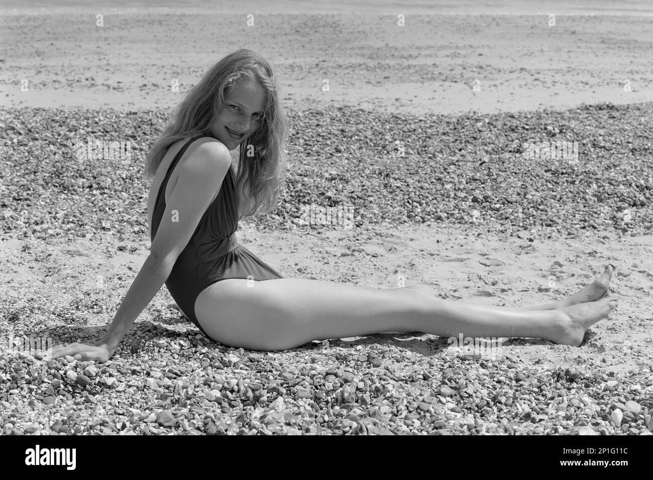 Junge, hübsche blonde Frau am Strand in southsea england, uk 1990er Stockfoto