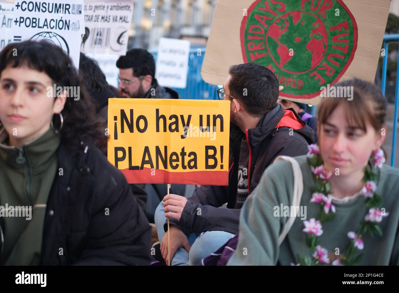 Ein Mann hält ein Plakat, auf dem steht: "Es gibt keinen Plan B während einer Demonstration der Bewegung "Jugend für das Klima" vor dem Abgeordnetenkongress in Madrid. Die Jugendbewegung hat zu einem internationalen Protest aufgerufen, um die Klimagerechtigkeit zu fordern, und dabei auf die Verletzlichkeit und Ungleichheit hingewiesen, mit der Frauen im Kontext der Klimakrise konfrontiert sind. Das Kollektiv möchte die Nähe zum Internationalen Tag der berufstätigen Frauen am 8. März nutzen, um die verschiedenen Strömungen, die einen Zusammenhang zwischen Gewalt gegen die Natur und Frauen herstellen, sichtbar zu machen. Stockfoto