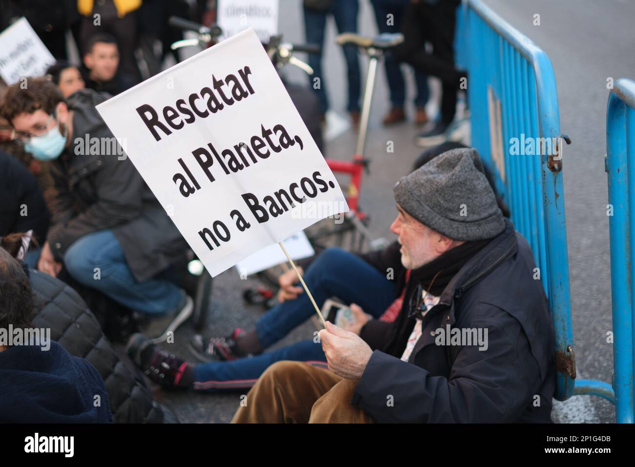 Ein Mann hält ein Plakat mit der Aufschrift "Rettet den Planeten" während einer Demonstration der Bewegung "Jugend für das Klima" vor dem Abgeordnetenkongress in Madrid. Die Jugendbewegung hat zu einem internationalen Protest aufgerufen, um die Klimagerechtigkeit zu fordern, und dabei auf die Verletzlichkeit und Ungleichheit hingewiesen, mit der Frauen im Kontext der Klimakrise konfrontiert sind. Das Kollektiv möchte die Nähe zum Internationalen Tag der berufstätigen Frauen am 8. März nutzen, um die verschiedenen Strömungen, die einen Zusammenhang zwischen Gewalt gegen die Natur und Frauen herstellen, sichtbar zu machen. Stockfoto