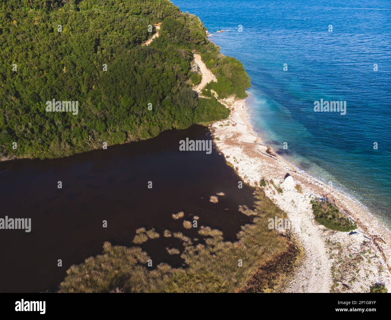 Blick auf die Küstenlandschaft von Erimitis in der Nähe von Kassiopi und Agios Stefanos, Korfu, Kerkyra, Griechenland, mit Wanderweg, Wald und Strand Stockfoto