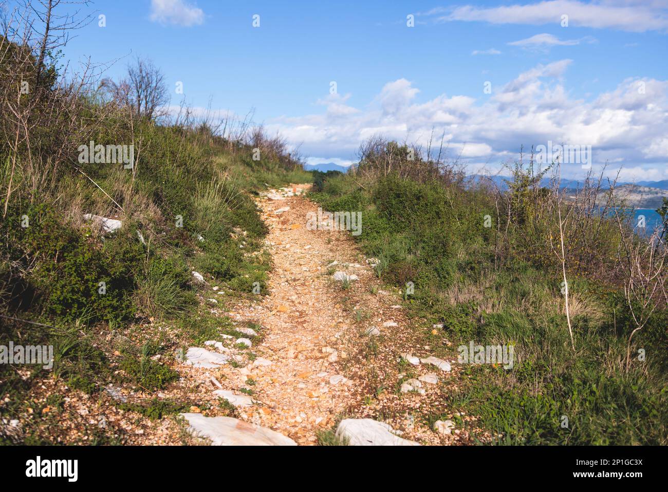 Blick auf die Küstenlandschaft von Erimitis in der Nähe von Kassiopi und Agios Stefanos, Korfu, Kerkyra, Griechenland, mit Wanderweg, Wald und Strand Stockfoto