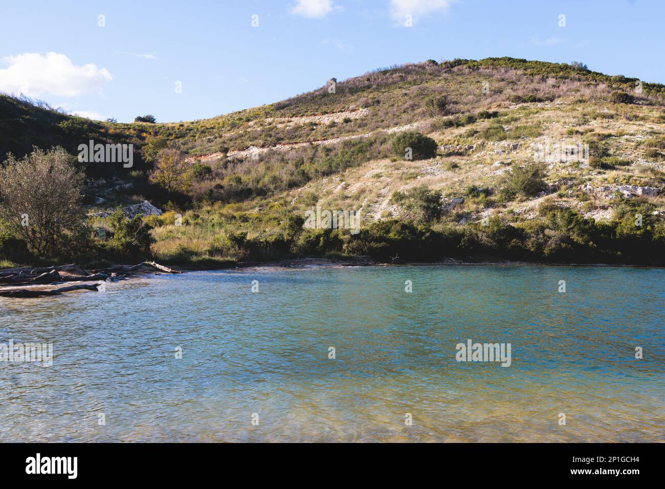 Blick auf die Küstenlandschaft von Erimitis in der Nähe von Kassiopi und Agios Stefanos, Korfu, Kerkyra, Griechenland, mit Wanderweg, Wald und Strand Stockfoto