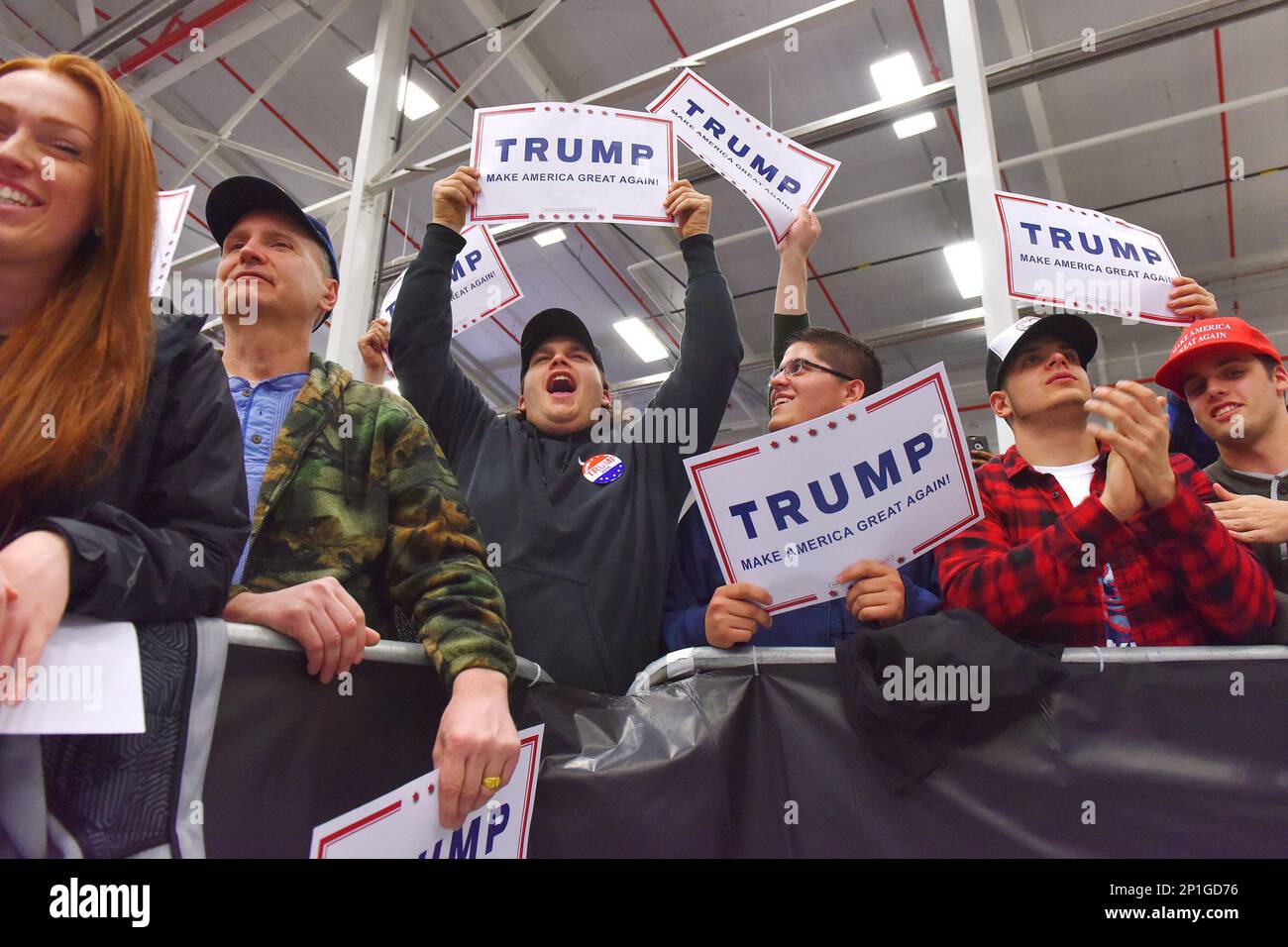 Supporters of Republican presidential candidate Donald Trump attend a rally at Griffiss International Airport, Tuesday, April 12, 2016 in Rome, N.Y. (Mark DiOrio/Observer-Dispatch via AP) Stockfoto