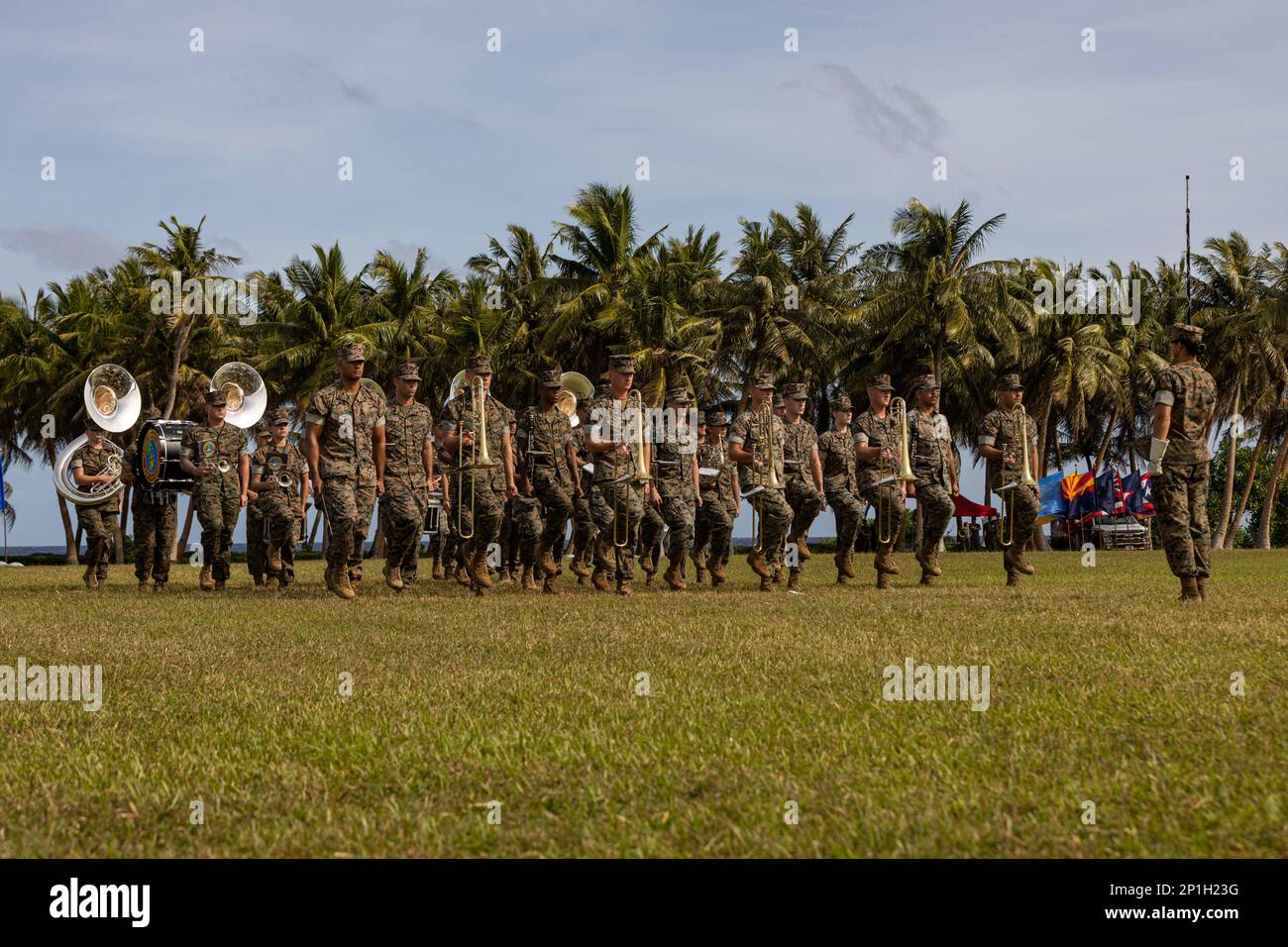 USA Marines mit Marine Corps Forces Pacific Band nahmen am 26. Januar 2023 in Asan Beach, Guam, am Marine Corps Base (MCB) Camp Blaz Reactivation and Naming Ceremony Teil. Bei der Zeremonie wurde die Aktivierung und Benennung der Marineunterstützungsaktion MCB Camp Blaz offiziell anerkannt, nachdem die Marinebaracke Guam am am 10. November 1992 deaktiviert wurde. Die künftige Verlegung von Truppen nach Guam entspricht der Initiative zur Überprüfung der Verteidigungspolitik, einem internationalen Abkommen mit der Regierung Japans, und sie sichert eine Position des Marine Corps in der Region Indo-Pazifik, die geografisch verteilt und operativ verstreut ist Stockfoto