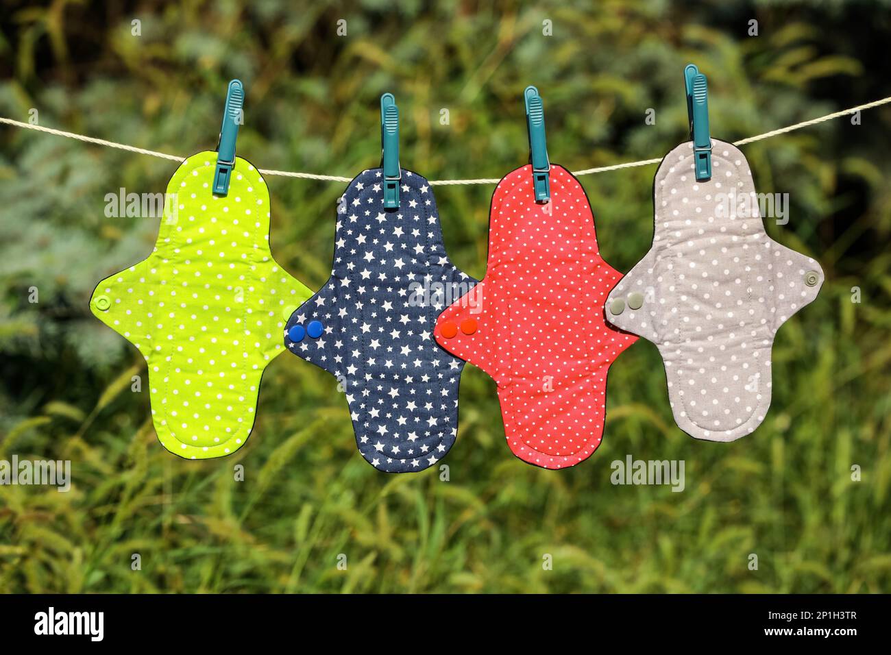 Viele verschiedene Menstruationsmatten hängen im Freien am Seil Stockfoto