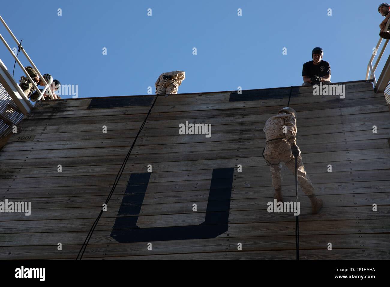 Rekruten bei Lima Company, 3. Recruit Training Battalion, Tackle the Abseilturm in Marine Corps Recruit Depot Parris Island, S.C., 9. Januar 2023. Der 47 m hohe Abseilturm hilft den Rekruten, ihre Höhenangst zu überwinden und ihrer Ausrüstung zu vertrauen. Stockfoto