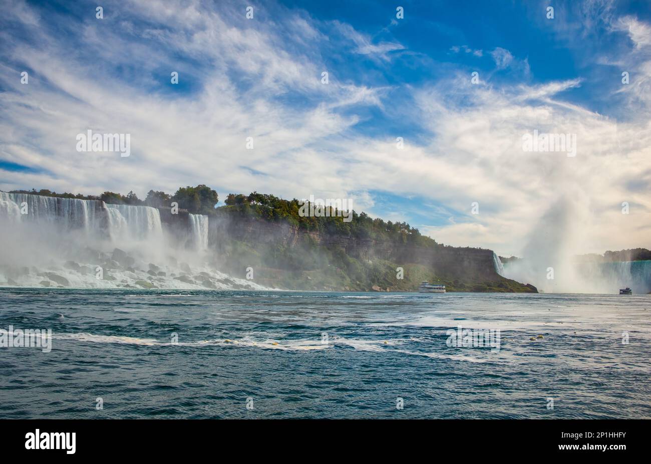 Niagarafälle einschließlich American und Horseshoe aus dem niedrigen Winkel. Zwei Maid of the Mist Tourboote auf dem Fluss Stockfoto