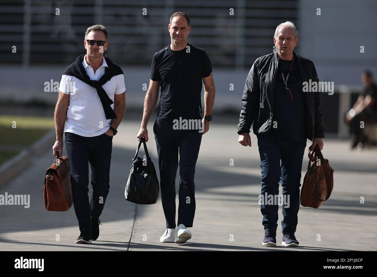 Manama, Bahrain. 03. März 2023. MANAMA, BAHRAIN, Sakhir Circuit, 3. März 2023: Christian HORNER, Team Red Bull Racing Principal (L) und Dr. Helmut MARKO (R), gesehen während des Bahrain Formel 1 Grand Prix auf der Bahrain International Circuit in der Nähe von Manama City in der Stadt Sakhir am 03. März. 2023. Formel 1 - F1 Motorsport, gebührenpflichtiges Bild, Foto und Copyright © Jun QIAN/ ATP images (QIAN Jun/ATP/SPP) Guthaben: SPP Sport Press Photo. Alamy Live News Stockfoto