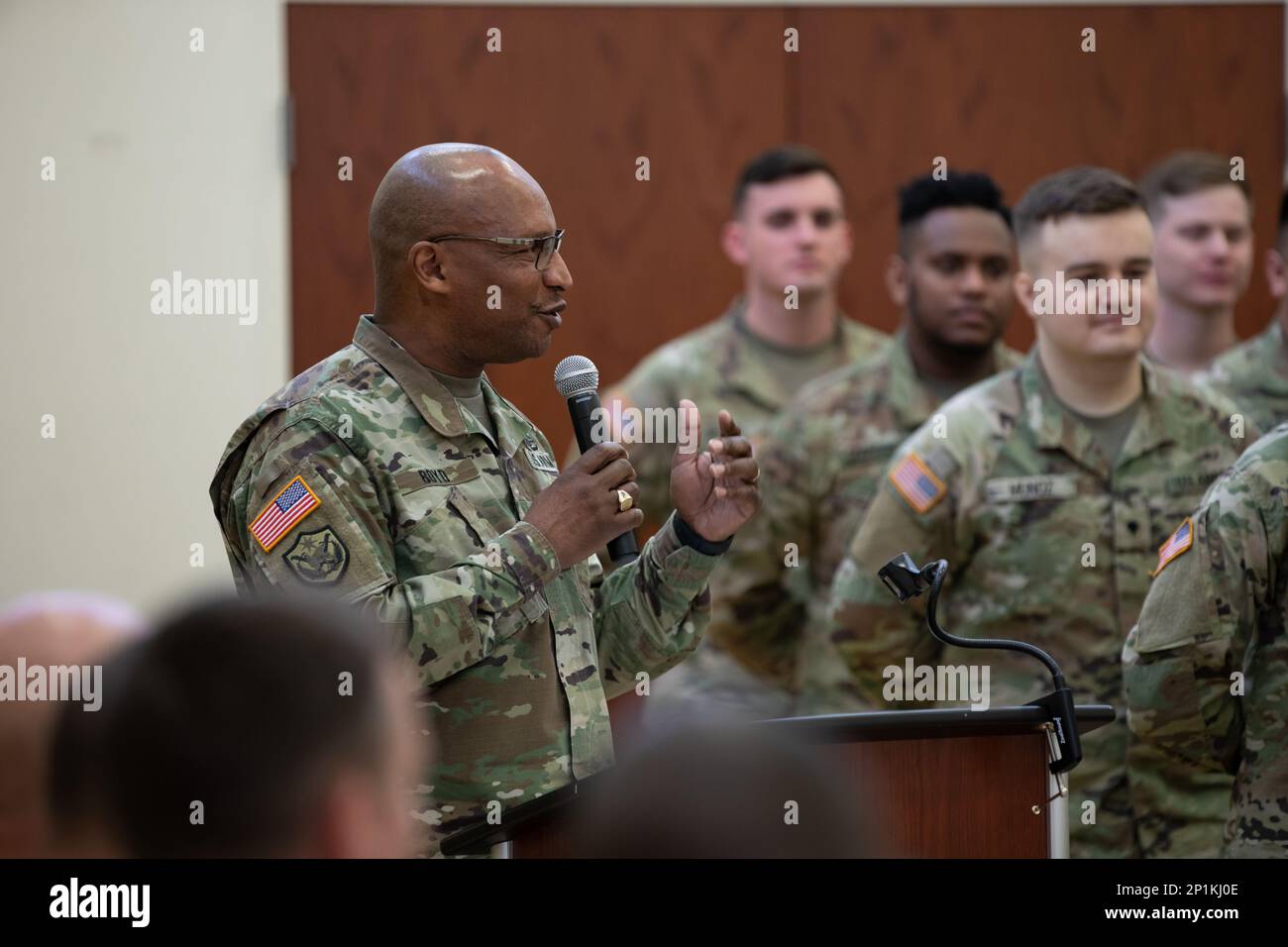 Brigadegeneral Rodney Boyd, stellvertretender Generaladjutant der Illinois National Guard und Befehlshaber der Illinois Army National Guard, spricht auf der 933. Military Police Co Mobilisierungszeremonie am 17. Januar 2023 in Fort Sheridan, Illinois. Boyd zeigte auf, wie man eine erfolgreiche Mission abschließen kann, indem er den Soldaten sagte, sie solle sie als eine Siegersache betrachten. Stockfoto