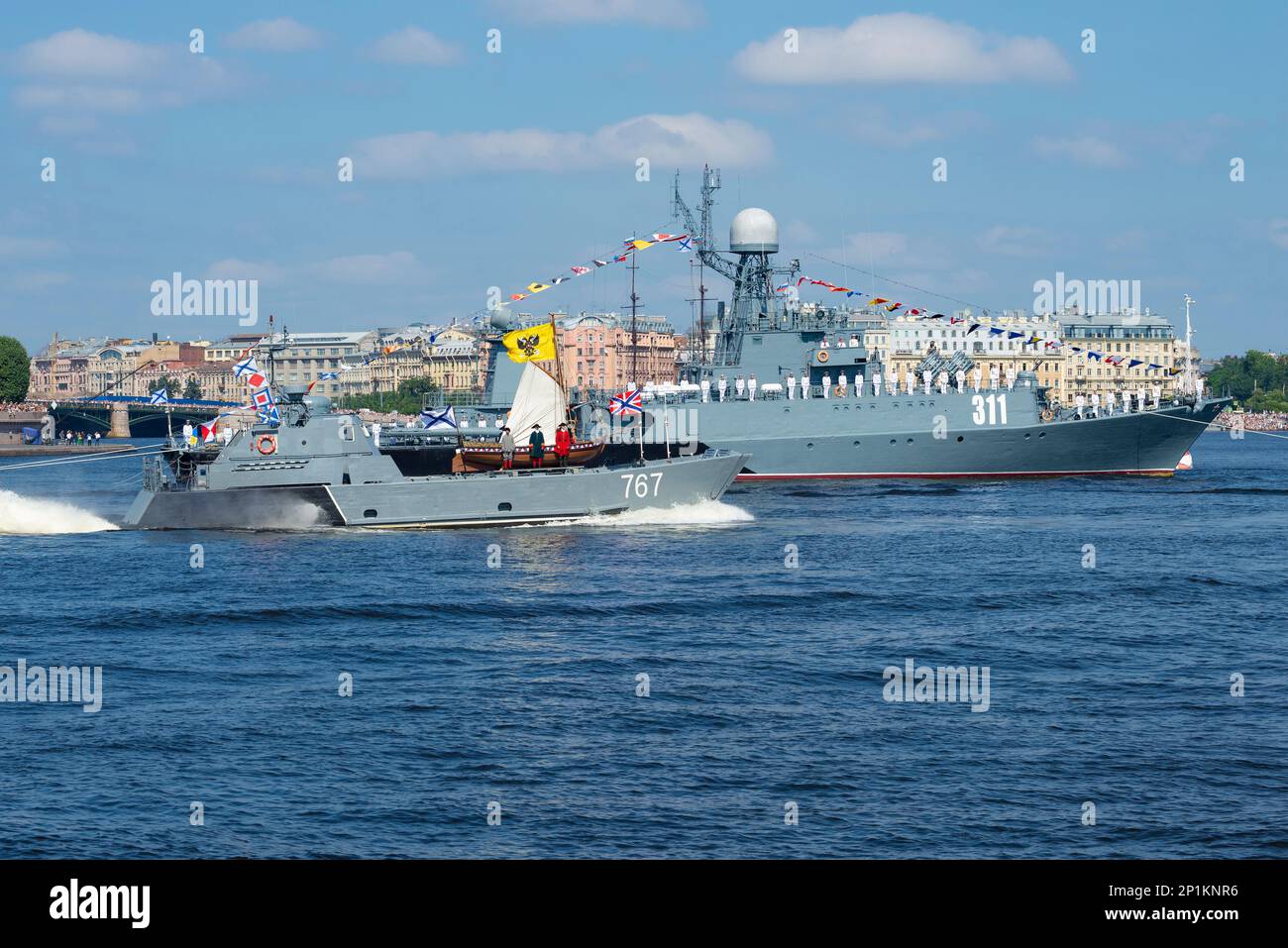 SANKT PETERSBURG, RUSSLAND - 29. JULI 2018: Landungsschiff D-67 mit dem Boot von Peter dem Großen passiert das kleine Anti-U-Boot der Kasaneten. Marineparif Stockfoto