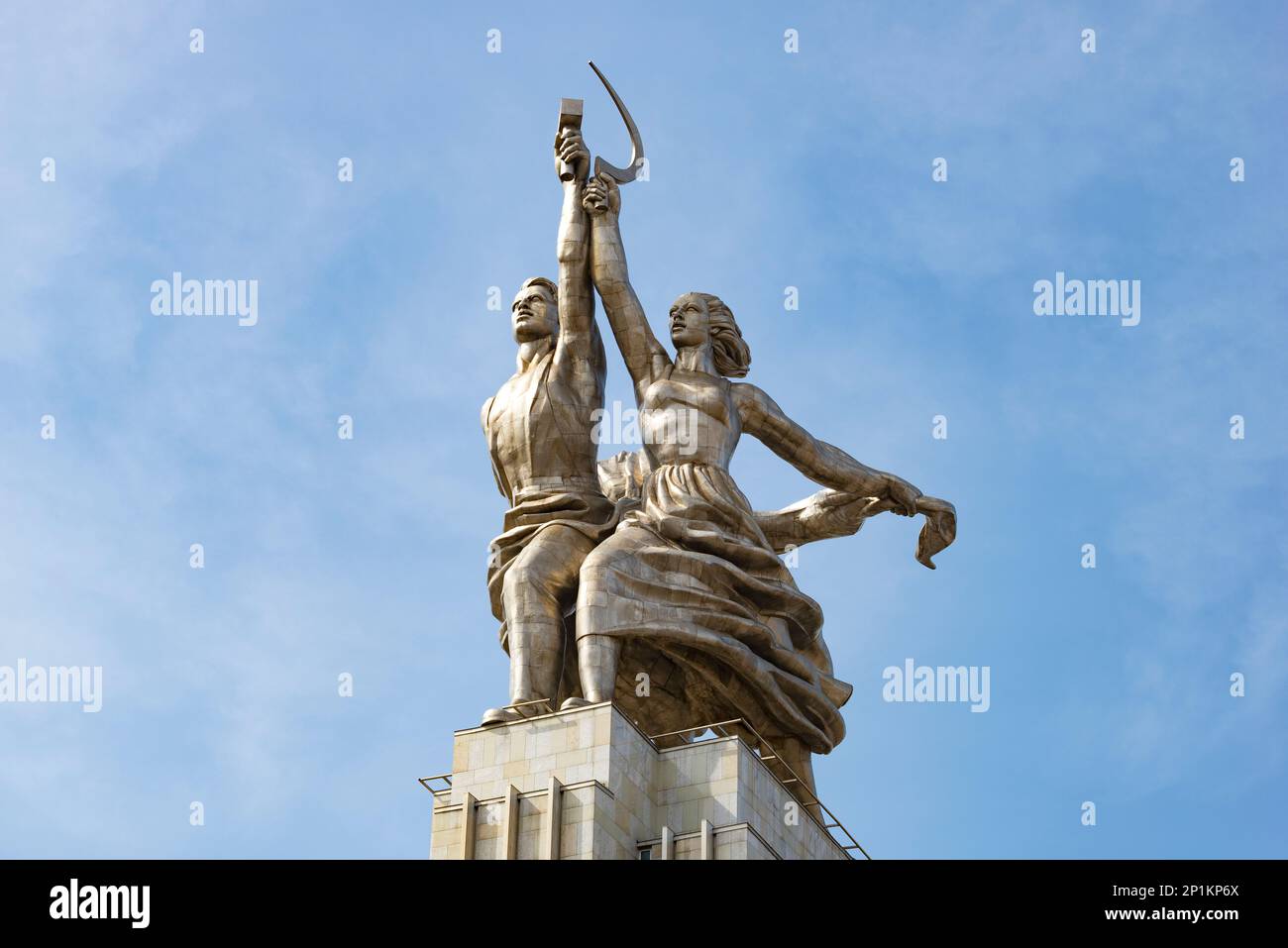 MOSKAU, RUSSLAND - 14. APRIL 2021: "Arbeiter- und Kollektivlandwirte" - Sowjetdenkmal aus der Nähe an einem sonnigen Tag Stockfoto