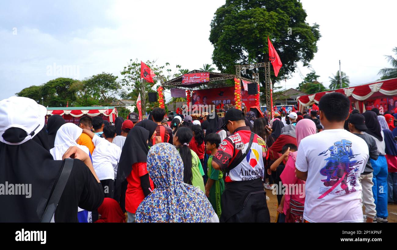 Einwohner, die sich während des Tages in Muntok auf Einem gemütlichen Spaziergang im Muntok City Surge Field versammelten Stockfoto