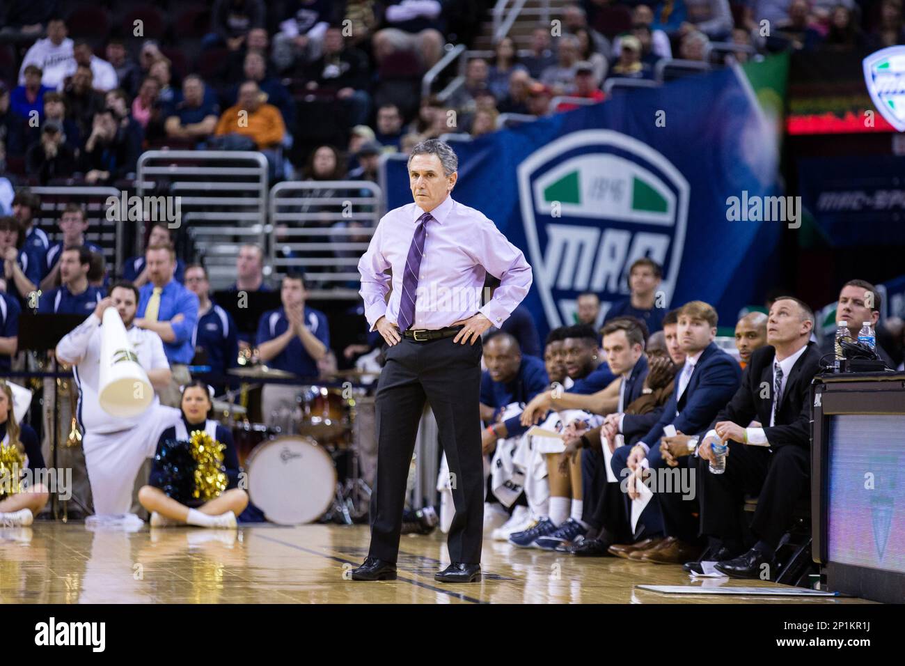 12 March 2016: Akron Zips head coach Keith Dambrot during the first half of the the NCAA Men's MAC Tournament Championship basketball game between the Buffalo Bulls and Akron Zips at Quicken Loans Arena in Cleveland, OH. Buffalo defeated Akron 64-61 to win the NCAA Men's MAC Tournament and an automatic birth to the NCAA Men's Basketball Tournament. (Photo by Frank Jansky/Icon Sportswire) (Icon Sportswire via AP Images) Stockfoto