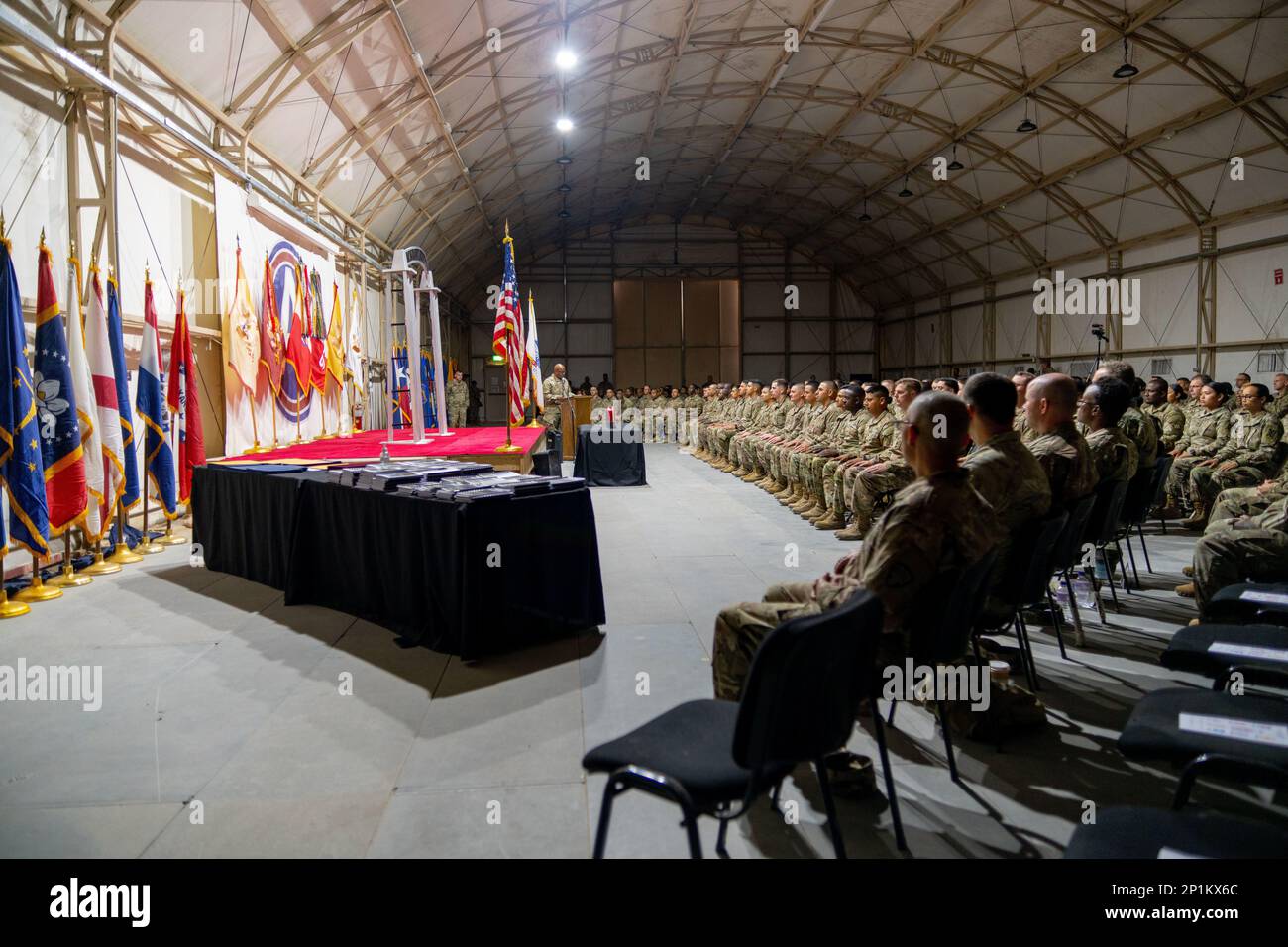 USA Generalmajor Ricardo Saunders, der hochrangige Berater des Befehlshabers des 143. Expeditionary Sustainment Command, hält die Gastrede in einem Raum voller nicht kommissionierter Offiziere während einer NCO-Einführungszeremonie in Camp Buehring, Kuwait, am 18. Februar 2023. Die NCO-Einführungszeremonie ist eine Feier des neu beförderten Eintritts in die Reihen eines professionellen, nicht kommissionierten Offizierskorps und betont und baut auf dem Stolz auf, den alle Mitglieder eines solchen Elitekorps teilen. Die Zeremonie dient auch den Männern und Frauen des NCO Corps, die mit Stolz gedient haben Stockfoto