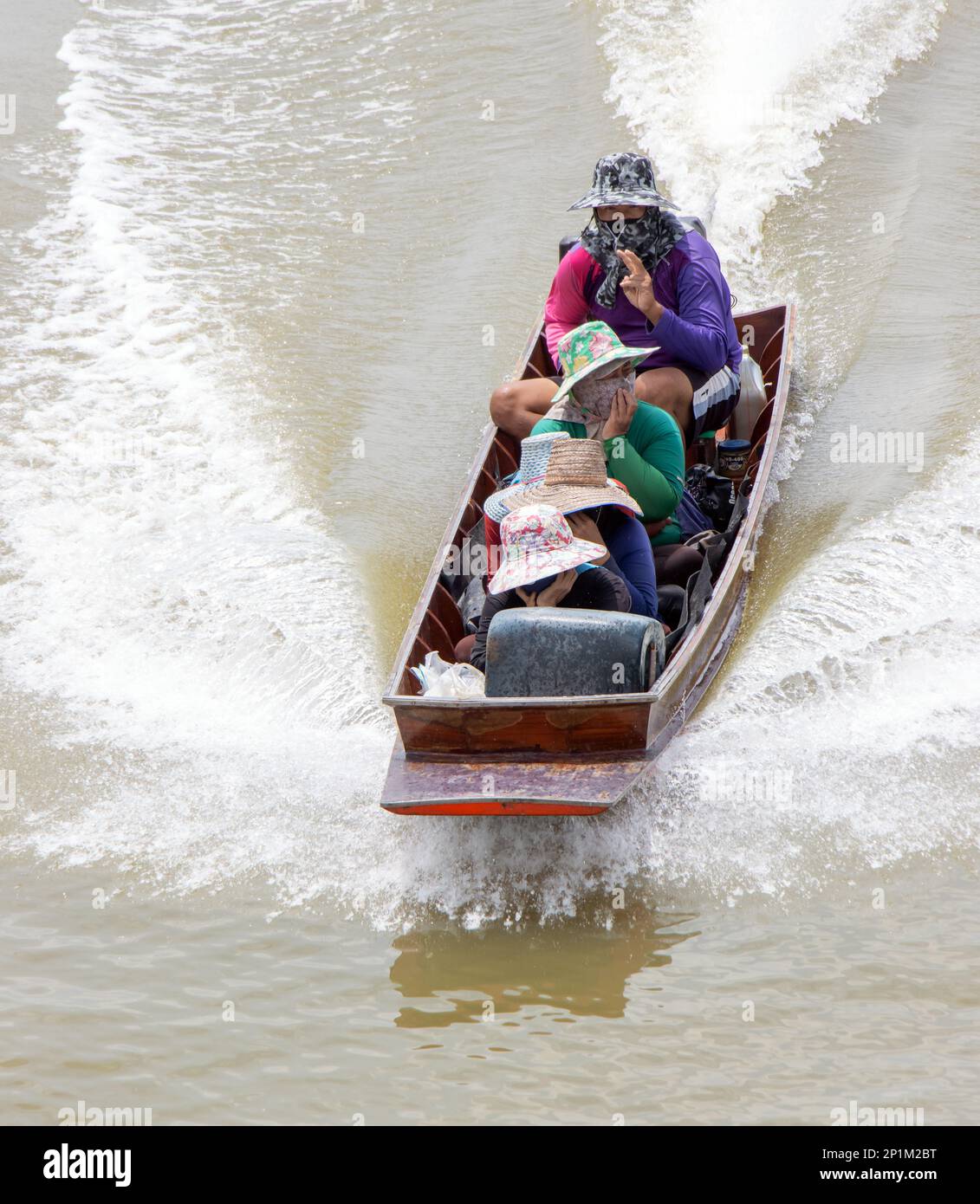 SAMUT PRAKAN, THAILAND, SEP 21 2022, Ein traditioneller Transport in Thailand - das Boot mit langer Motorstange, segelt auf einem Wasserkanal. Stockfoto