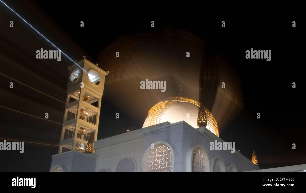 Die Kuppel der Moschee mit Kopierraum für Fülltext, Ramadan und islamisches Begrüßungskonzept Stockfoto