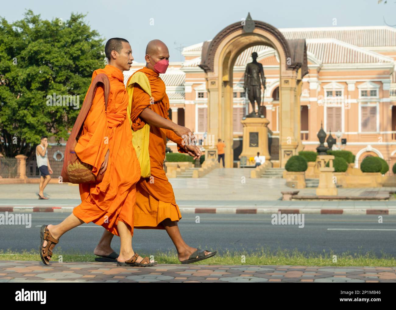 BANGKOK, THAILAND, FEBRUAR 04 2023, zwei buddhistische Mönche laufen im Stadtzentrum Stockfoto