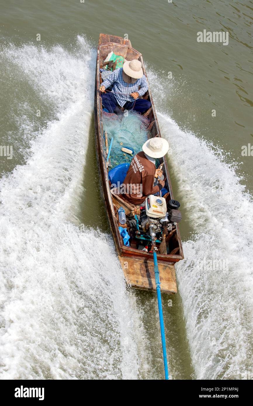 SAMUT PRAKAN, THAILAND, FEBRUAR 23 2023, Fischer segeln auf einem Boot mit Fischernetzen Stockfoto