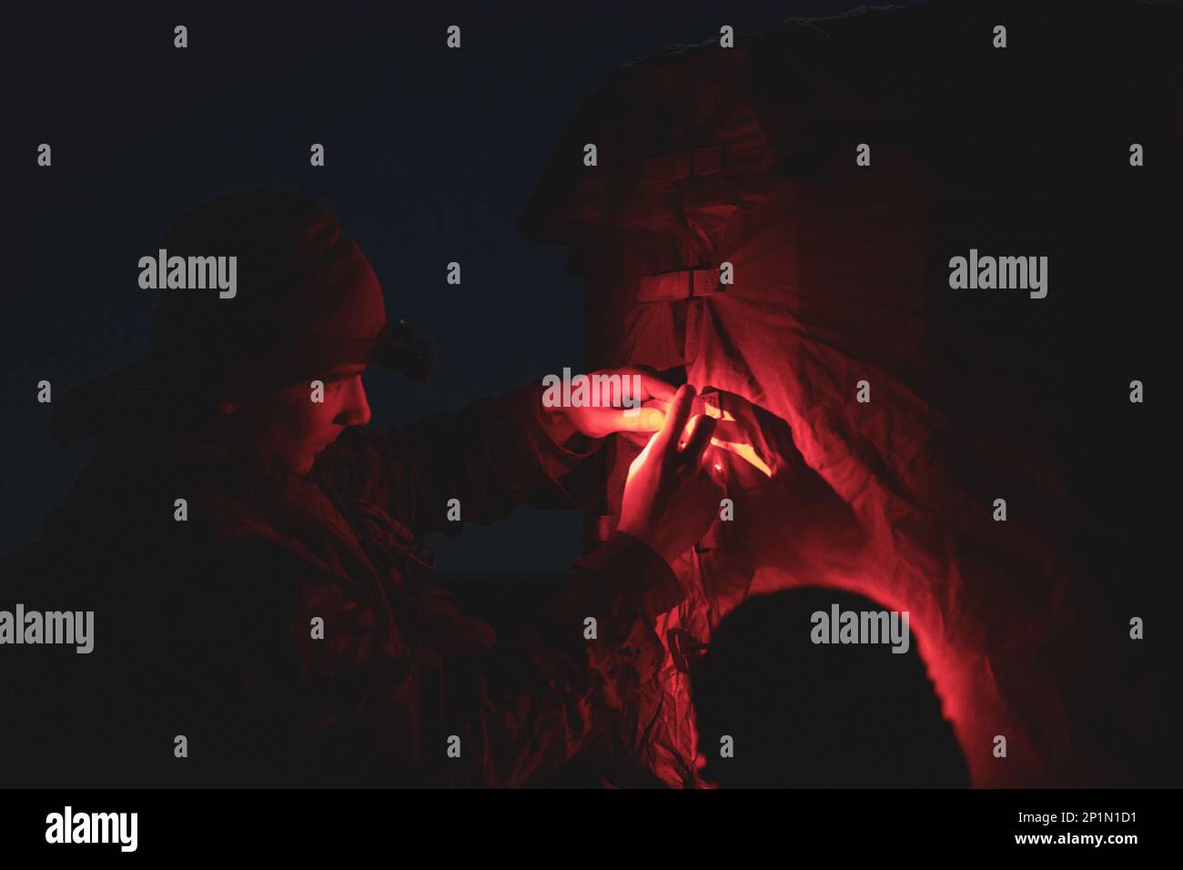 USA Marines mit Sierra Battery, Battalion Landing Team 1/6, 26. Marine Expeditionary Unit, bereiten Sie einen leichten Gegenmörtel-Radar (LCMR) vor und bauen Sie ihn zusammen, während Sie sich mit dem Basislager des Marine Corps Lejeune, North Carolina, am 3. Februar 2023 vertraut machen. Der LCMR ist ein leichtes, fortschrittliches montierbares Radarsystem, das mehrere Aufgaben ausführen kann, wie z. B. die Erkennung von Frühwarnfeuern, die Erfassung von Gegenfeuerzielen und die Luftüberwachung während des Einsatzes. Stockfoto