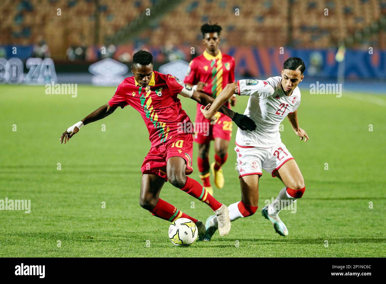 Kairo, Ägypten. 3. März 2023. Jibril Othman (R) aus Tunesien tritt mit Prinz Ilendo von Kongo während des Viertelfinalspiels zwischen Kongo und Tunesien beim 2023 CAF (Confederation of African Football) U-20 Africa Cup of Nations in Kairo, Ägypten, am 3. März 2023 an. Kredit: Ahmed Gomaa/Xinhua/Alamy Live News Stockfoto