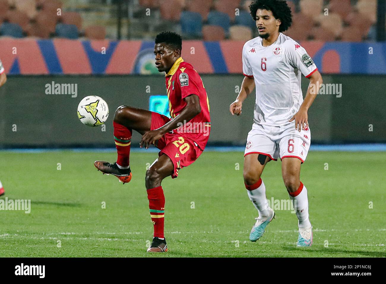 Kairo, Ägypten. 3. März 2023. Hergie Mossala (L) aus dem Kongo tritt während des Viertelfinalspiels zwischen Kongo und Tunesien beim 2023 CAF (Confederation of African Football) U-20 Africa Cup of Nations in Kairo, Ägypten, am 3. März 2023 an. Kredit: Ahmed Gomaa/Xinhua/Alamy Live News Stockfoto