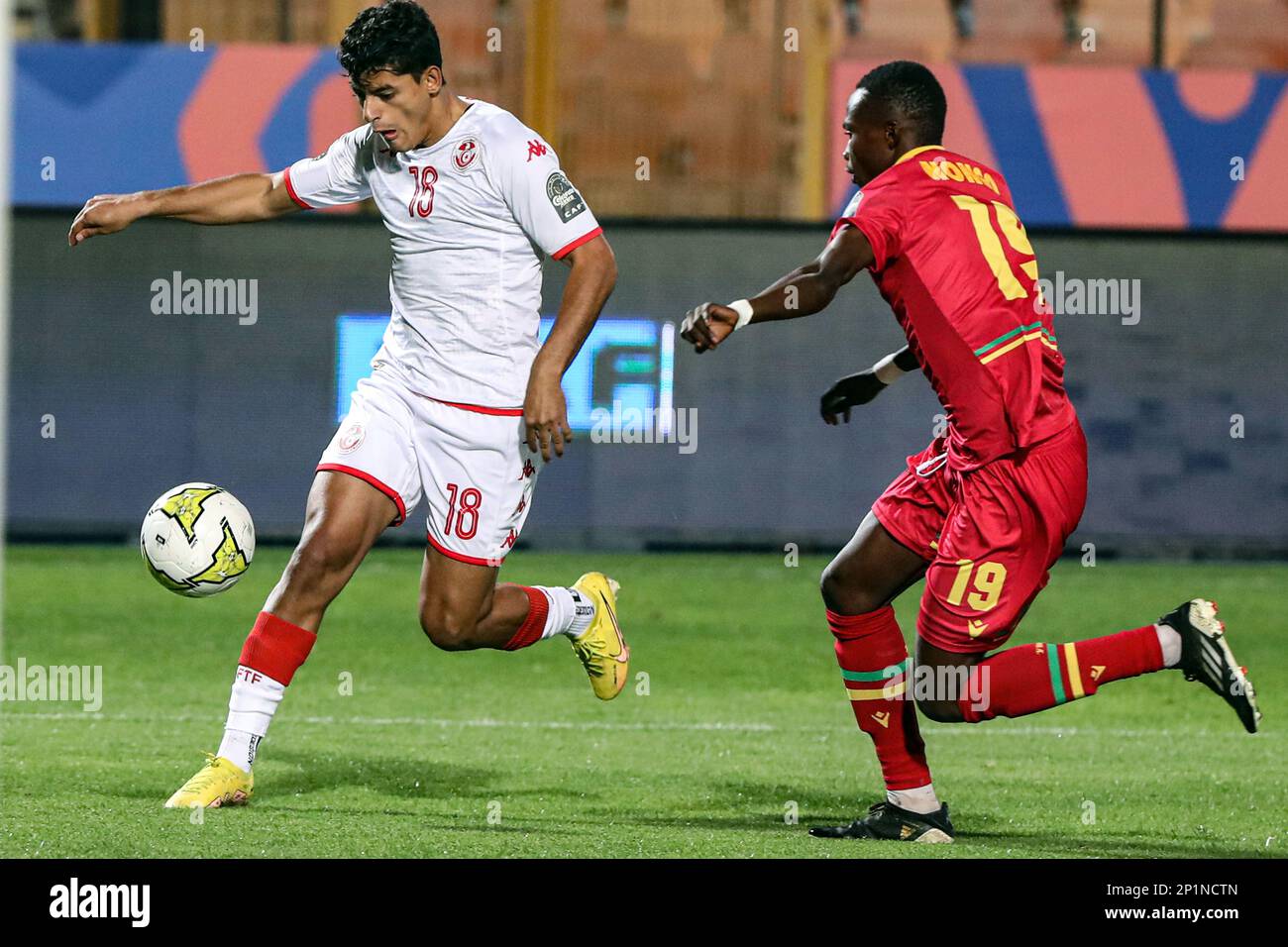 Kairo, Ägypten. 3. März 2023. Mohamed Dhaoui (L) von Tunesien tritt mit Gedeon Nongo von Kongo während des Viertelfinalspiels zwischen Kongo und Tunesien beim 2023 CAF (Confederation of African Football) U-20 Africa Cup of Nations in Kairo, Ägypten, am 3. März 2023 an. Kredit: Ahmed Gomaa/Xinhua/Alamy Live News Stockfoto