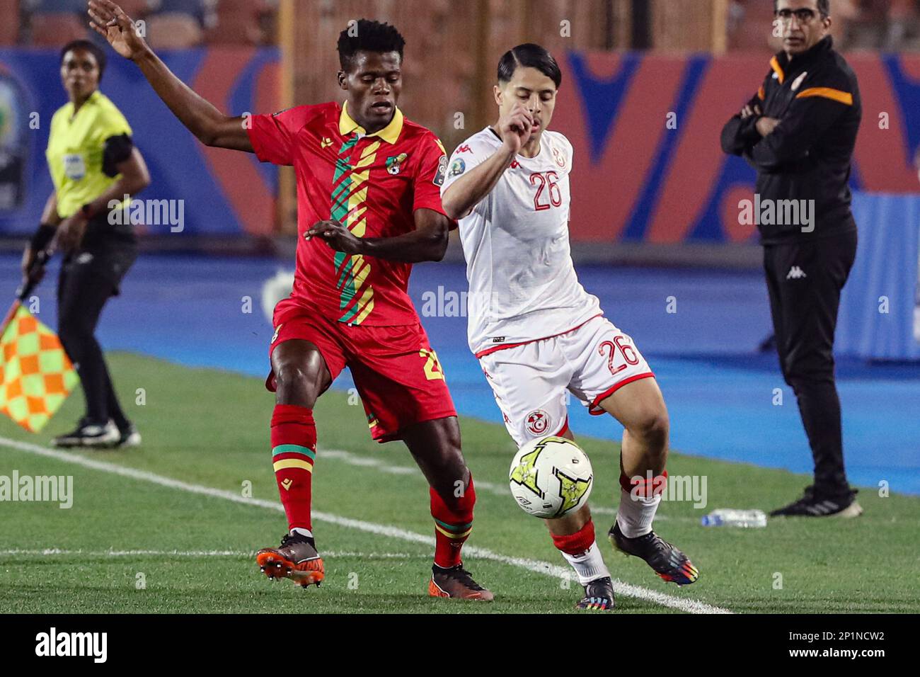 Kairo, Ägypten. 3. März 2023. Chaim El Djebali (R) von Tunesien tritt während des Viertelfinalspiels zwischen Kongo und Tunesien beim 2023 CAF (Confederation of African Football) U-20 Africa Cup of Nations in Kairo, Ägypten, am 3. März 2023 mit Hergie Mossala in Wettbewerb. Kredit: Ahmed Gomaa/Xinhua/Alamy Live News Stockfoto