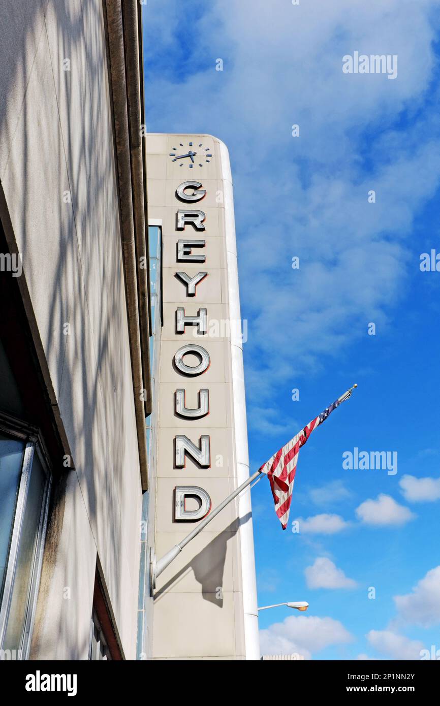 Die 1948 eröffnete Greyhound Station in der Chester Avenue im Zentrum von Cleveland, Ohio, wurde 2023 verkauft. Stockfoto