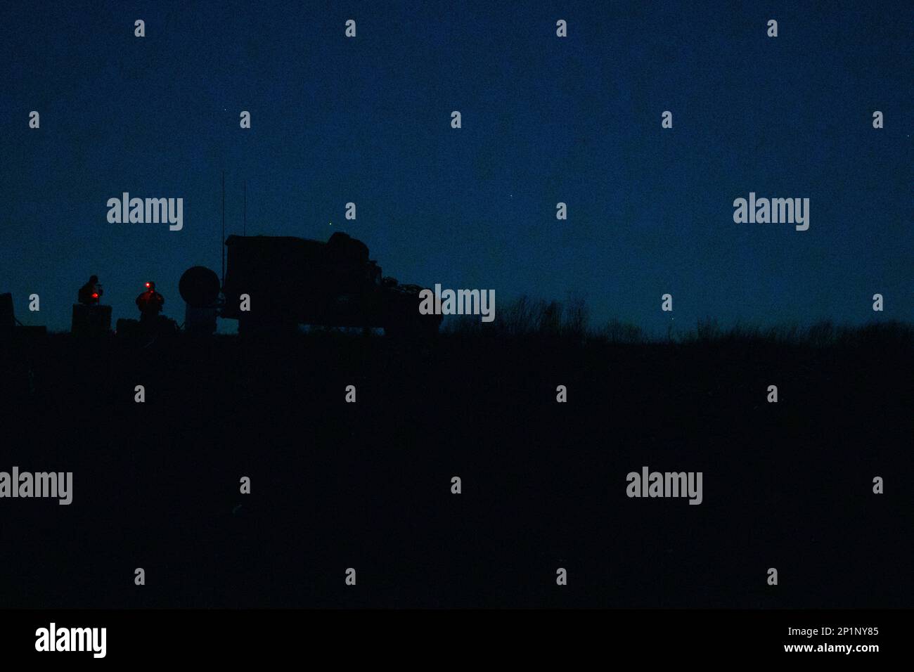 USA Marines mit Sierra Battery, Battalion Landing Team 1/6, 26. Marine Expeditionary Unit, bereiten Sie einen leichten Gegenmörtel-Radar (LCMR) vor und bauen Sie ihn zusammen, während Sie sich mit dem Basislager des Marine Corps Lejeune, North Carolina, am 3. Februar 2023 vertraut machen. Der LCMR ist ein leichtes, fortschrittliches montierbares Radarsystem, das mehrere Aufgaben ausführen kann, wie z. B. die Erkennung von Frühwarnfeuern, die Erfassung von Gegenfeuerzielen und die Luftüberwachung während des Einsatzes. Stockfoto