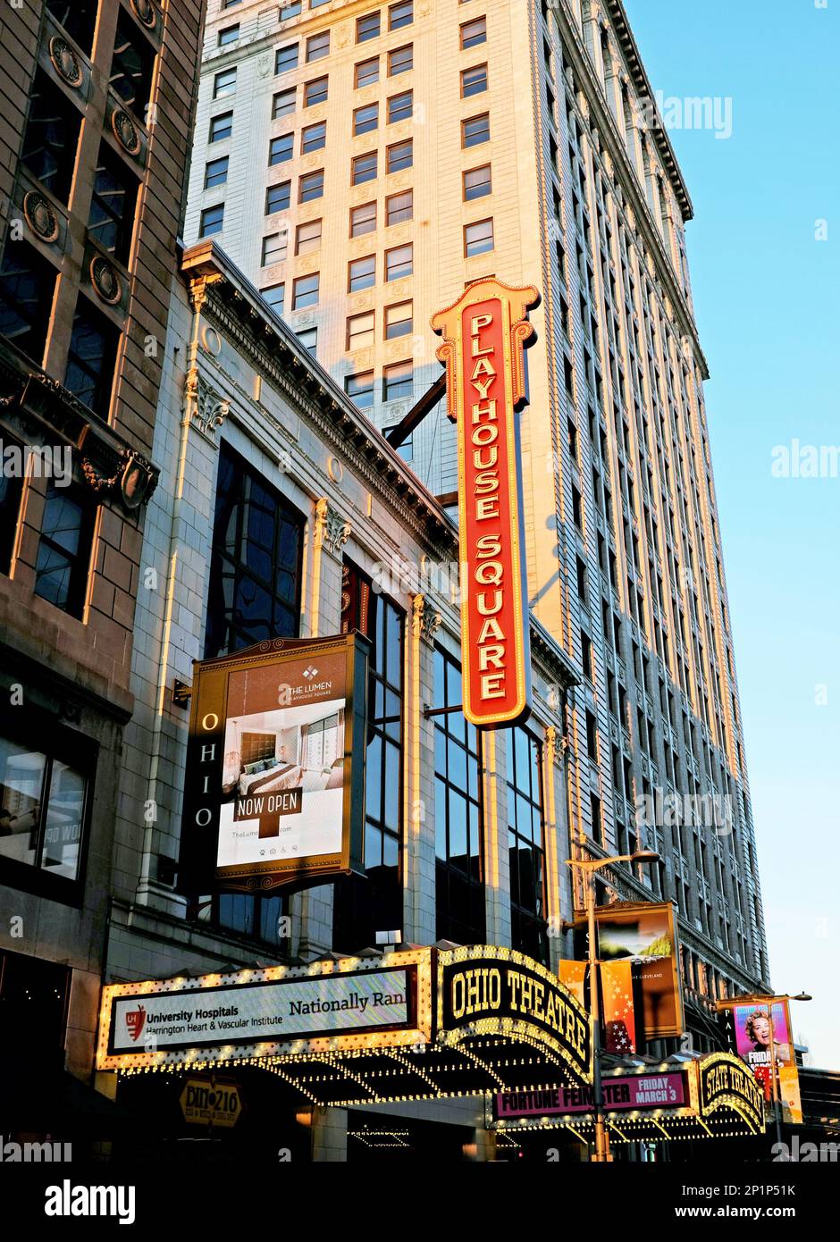 Playhouse Square mit seiner berühmten Beschilderung und den Theatermarkierungen am 28. Februar 2023 vor der Renovierung des Theaterviertels. Stockfoto