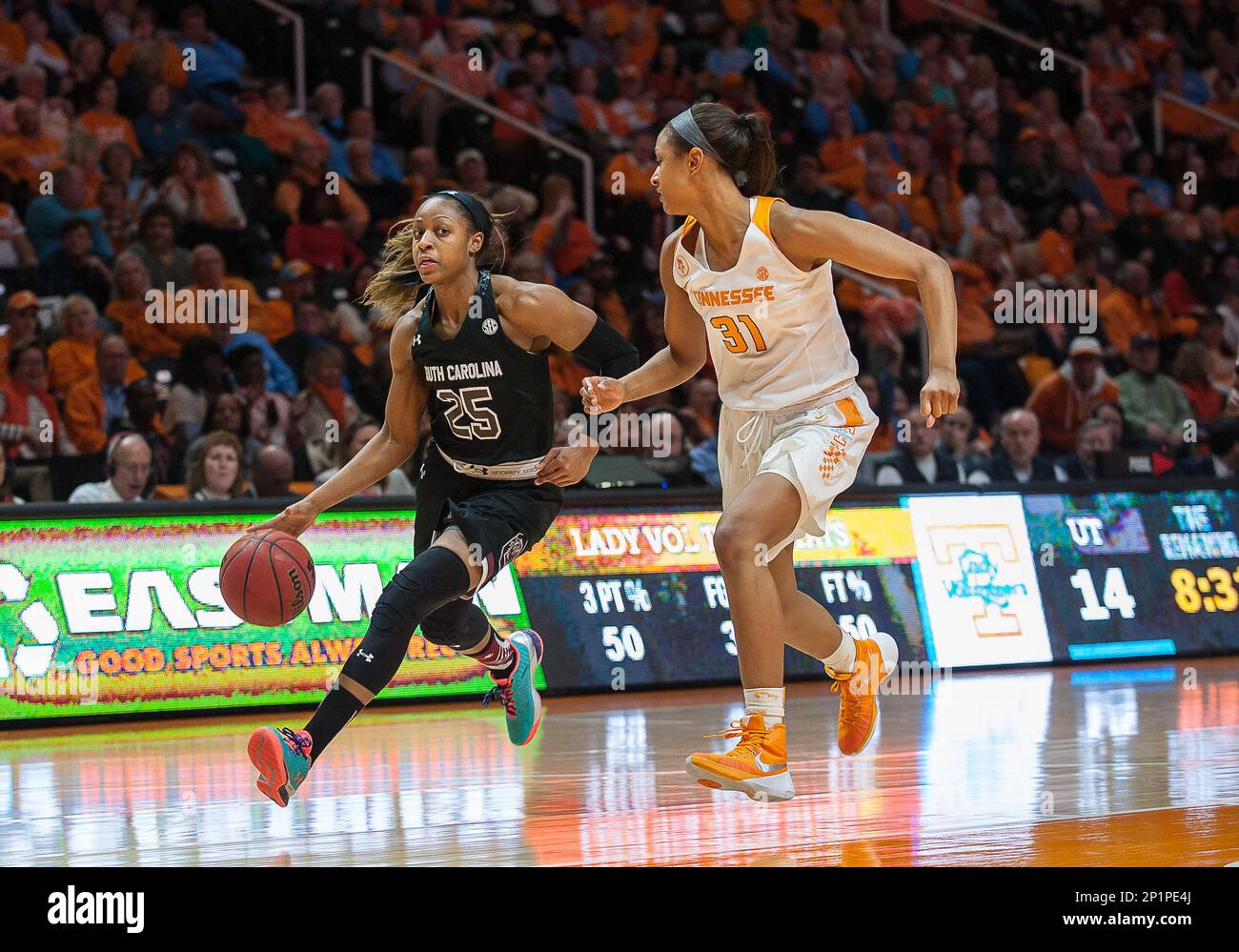 February 15, 2016: South Carolina Gamecocks guard Tiffany Mitchell (25) driving around Tennessee Lady Volunteers guard/forward Jaime Nared (31) during a game between the South Carolina Gamecocks and Tennessee Lady Volunteers at Thompson-Boling Arena in Knoxville, TN. South Carolina defeated the Lady Vols 62-56. (Photo by Bryan Lynn/Icon Sportswire) (Icon Sportswire via AP Images) Stockfoto