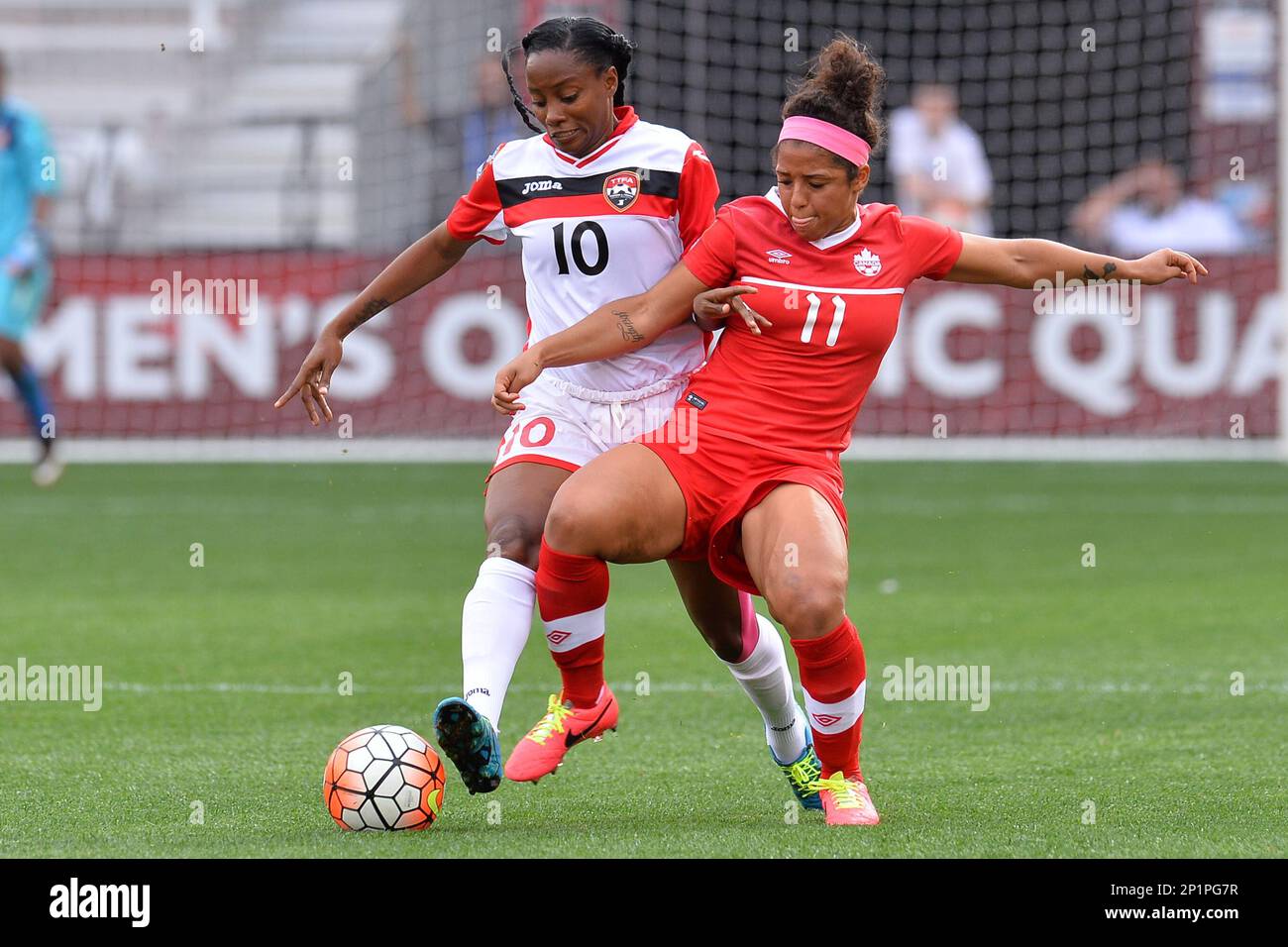 Trinidad & Tobago's midfielder Tasha St Louis (10) attempts to prevent the ball from being stolen during an Olympic qualifying match Sunday, February 14, 2016 in Houston, Tex. (TFV Media via AP) ** Mandatory Credit ** Stockfoto