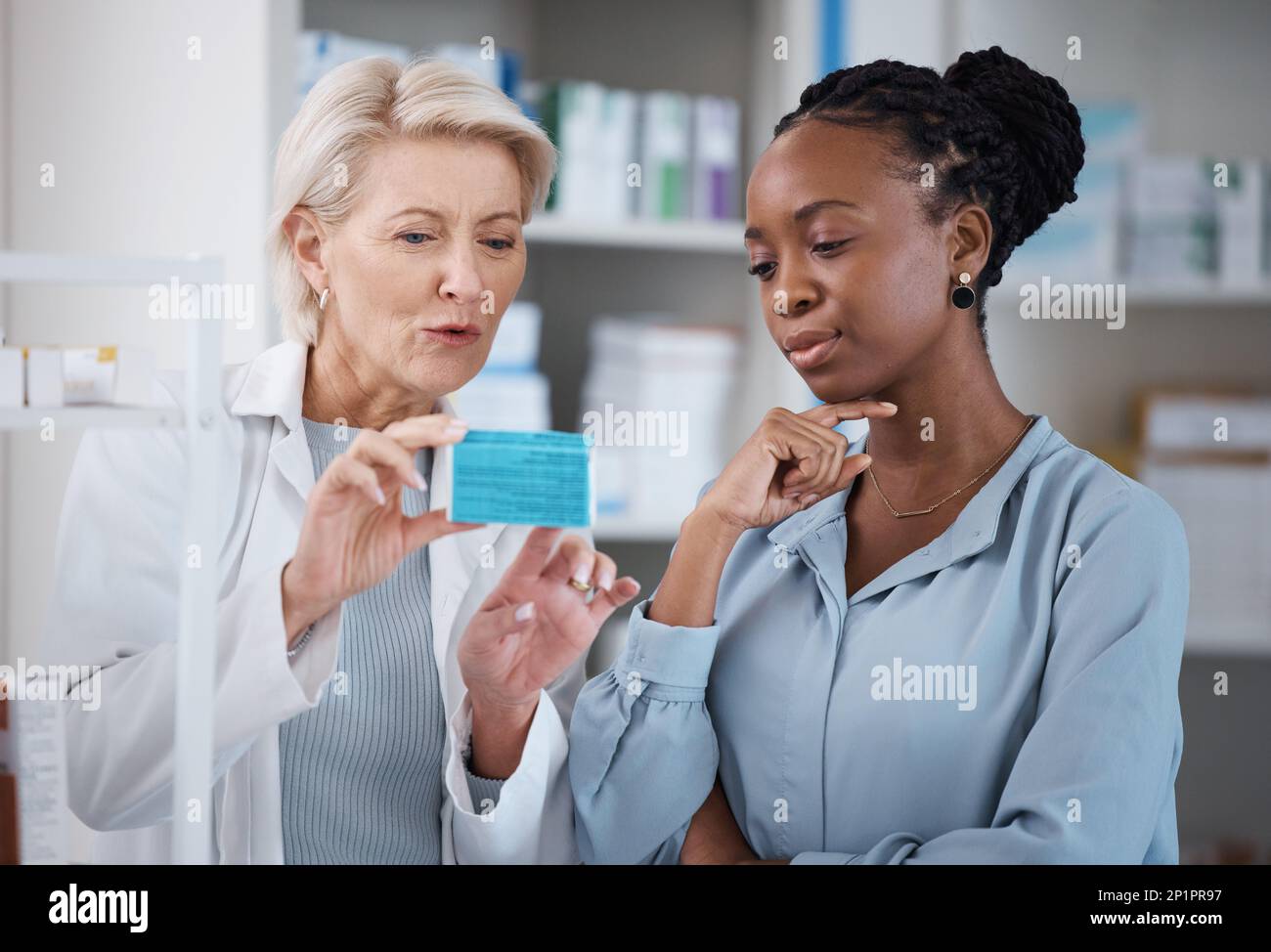 Healthcare, help und Black Woman mit Medizin von einem Apotheker, Dosierungsinformationen und Empfehlungen. Medizinisch, krank und Arzt lesen Etikett auf einem Stockfoto