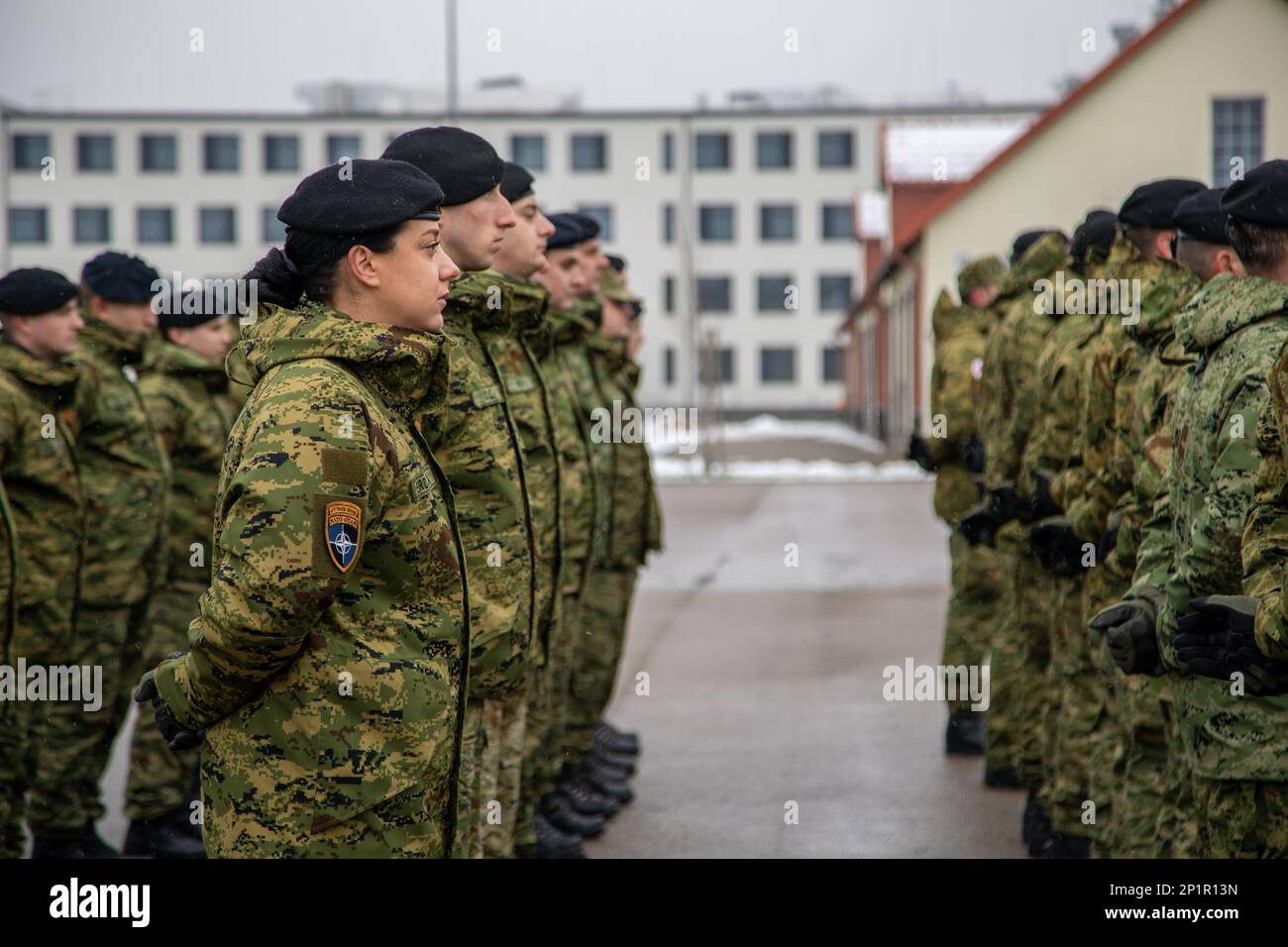 Kroatische Armeesoldaten, die dem kroatischen Kontingent 10., Thunder und dem kroatischen Kontingent 11., Panzer Battery, zugewiesen wurden, beide der NATO-Kampfgruppe für verstärkte Präsenz in der vordersten Front Pole, stehen während der Übergabe in Formation, übernehmen Zeremonie in Bemowo Piskie, Polen, 24. Januar 2023. Die kroatische Armee arbeitet stolz zusammen mit der 1. Infanterie-Division, NATO-Verbündeten und regionalen Sicherheitspartnern an der Bereitstellung kämpfungsglaubwürdiger Kräfte für das V-Corps unter Amerikas vorwärtsgerichtetem Korps in Europa. Stockfoto