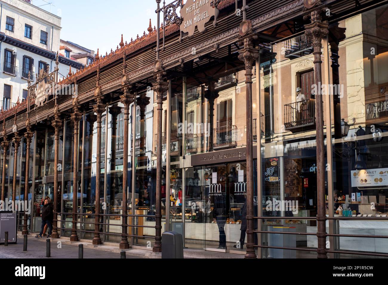 Bar, Restaurants und Geschäfte mit traditioneller spanischer Küche in der Stadt Madrid. Stockfoto