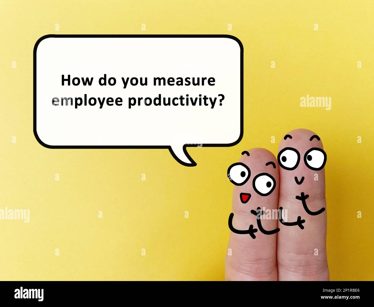 Zwei Finger sind als zwei Personen dekoriert. Einer von ihnen fragt einen anderen, wie die Mitarbeiterproduktivität gemessen werden kann Stockfoto