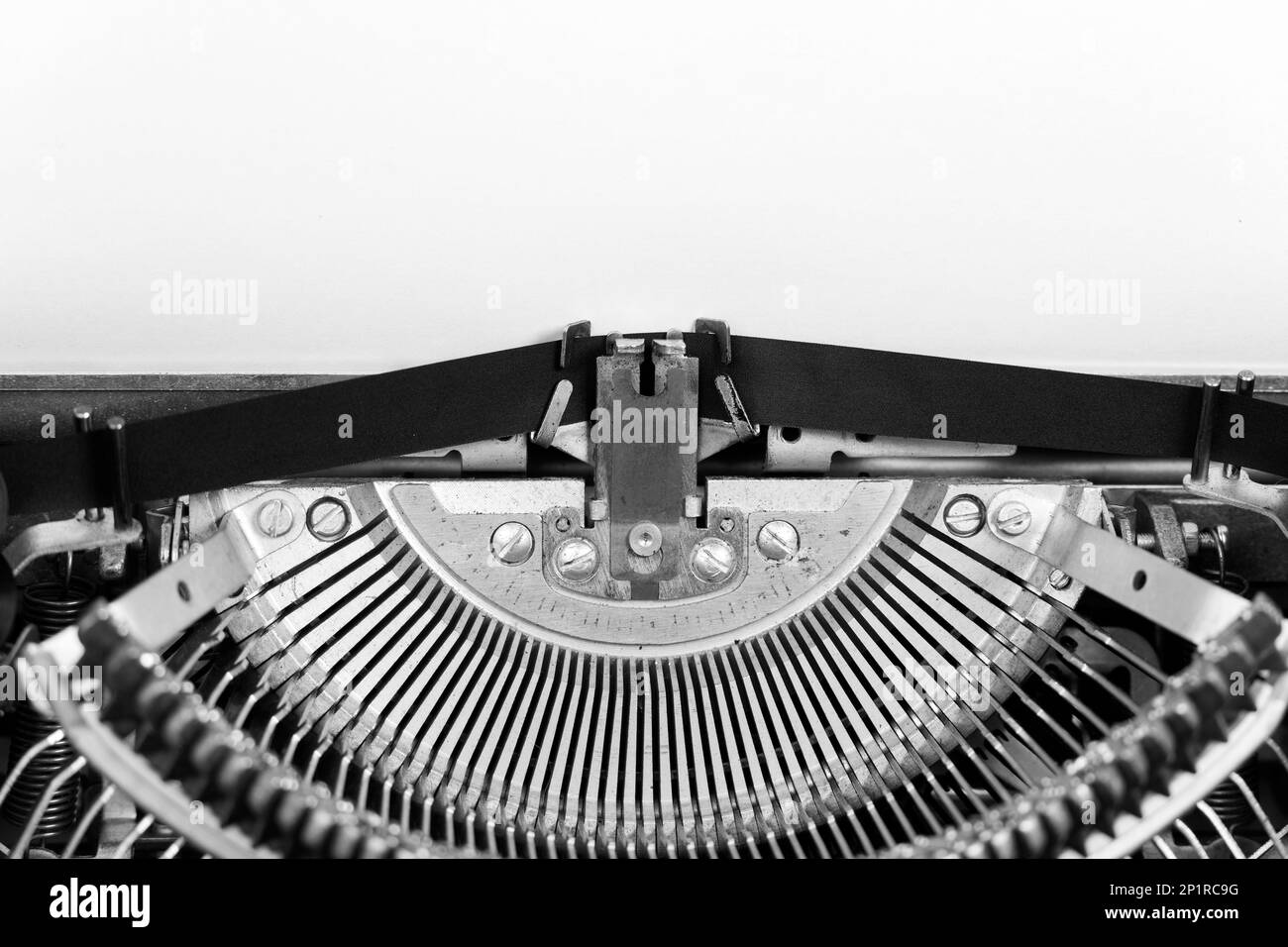 Schreibmaschine mit Papierbogen, leerer Blattplatz für Ihren Text. Alte klassische Schreibmaschine Stockfoto