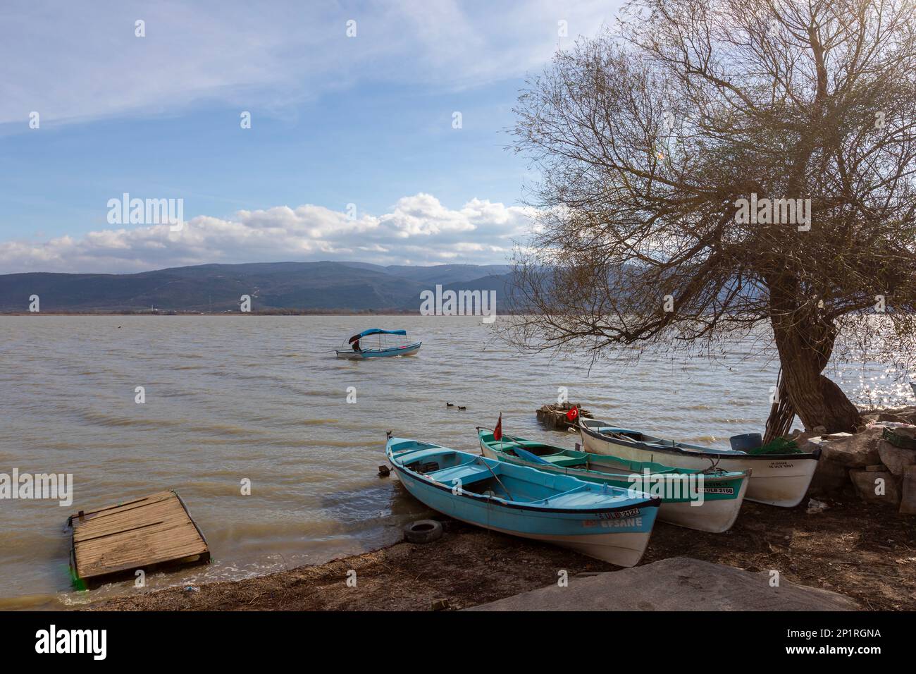 Golyazi, Türkei, 26. Dezember 2021; Fischer gehen mit dem Boot in Uluabat Lake, BURSA, TÜRKEI angeln Stockfoto