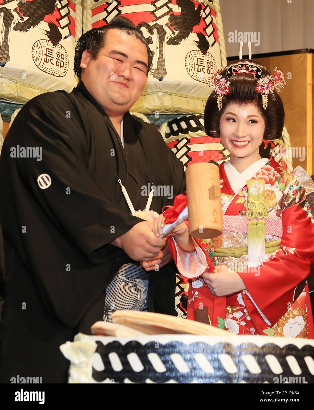 Japanese sumo wrestler ozeki Kotoshogiku and his wife Yumi attend a ceremonial sake barrel with guests during a wedding reception at a Tokyo's hotel on Jan. 30, 2016. 32-year-old Kotoshogiku won ( The Yomiuri Shimbun via AP Images ) Stockfoto