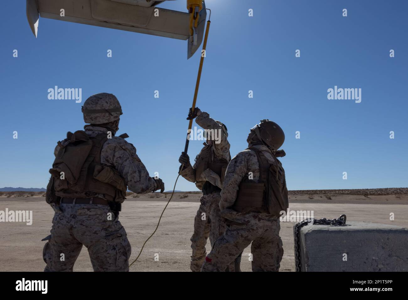 USA Marines mit Marine Medium Tiltrotor Squadron (VMM) 261 und Combat Logistics Battalion (CLB) 7 üben externe Aufzüge mit einem MV-22B Osprey im Marine Corps Air Ground Combat Center Twentynine Palms, Kalifornien, 25. Januar 2023. Der VMM-261 ist für die Unterstützung von Bodeneinheiten auf See während der Service Level Training Übung 2-23 geschult, einer Reihe von Übungen zur Vorbereitung von Marines auf Einsätze rund um den Globus. VMM-261 ist eine Untereinheit von 2. Marine Aircraft Wing, dem Luftkampfelement der II Marine Expeditionary Force. Stockfoto