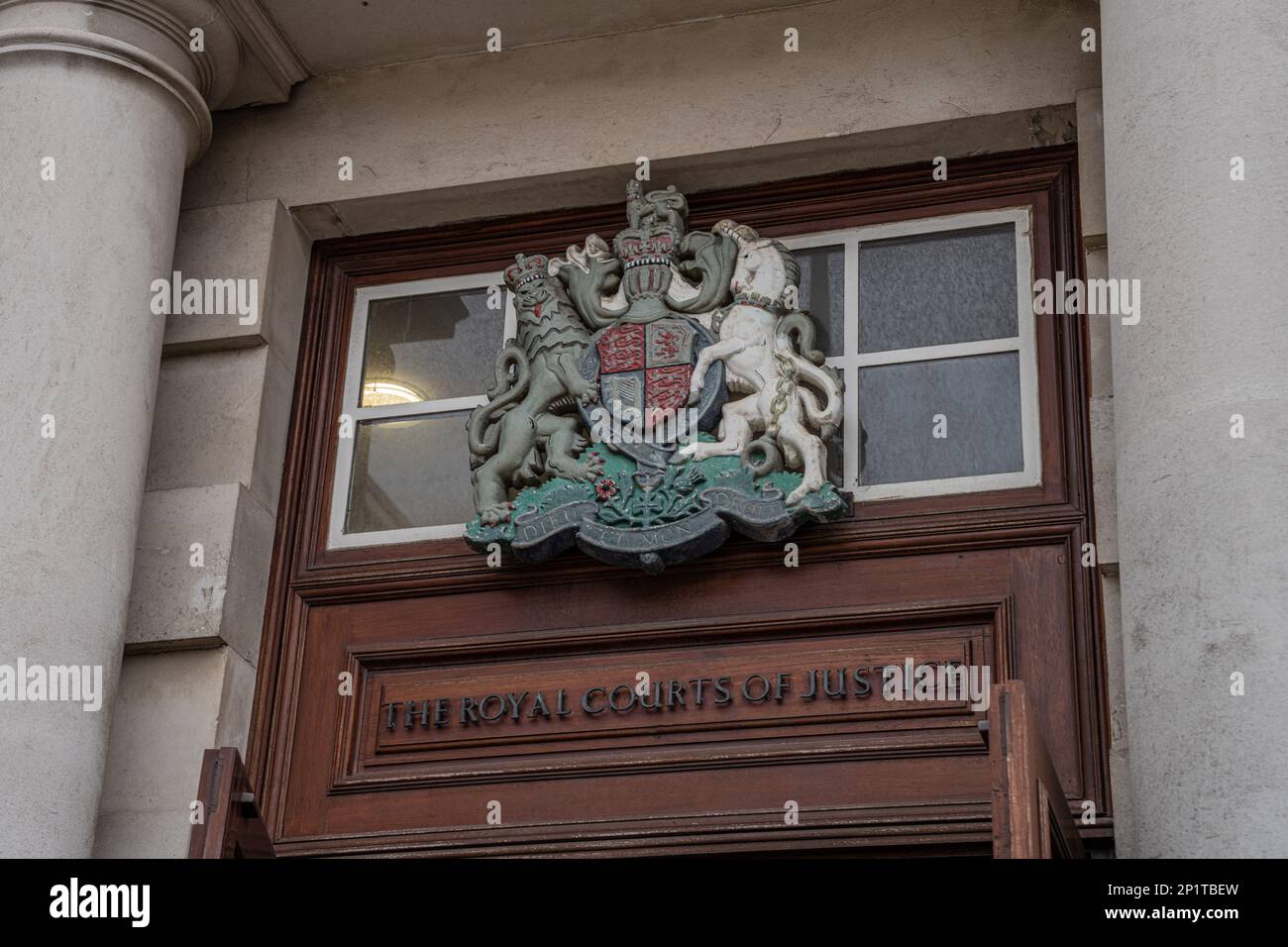 Belfast City, Co Antrim, Nordirland, Februar 17. 2023. Haupteingang zum königlichen Gerichtshof mit Crest über dem Eingang Stockfoto