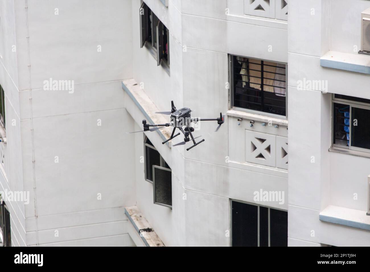 Eine Drohne in der Luft, die Instandhaltungsarbeiten an einer Gebäudeinspektion durchführt, um kritische Mängel zu erkennen. Stockfoto Eine Drohne in der Luft, die Instandhaltungsarbeiten an einer Gebäudeinspektion durchführt, um kritische Mängel zu erkennen. Stockfoto