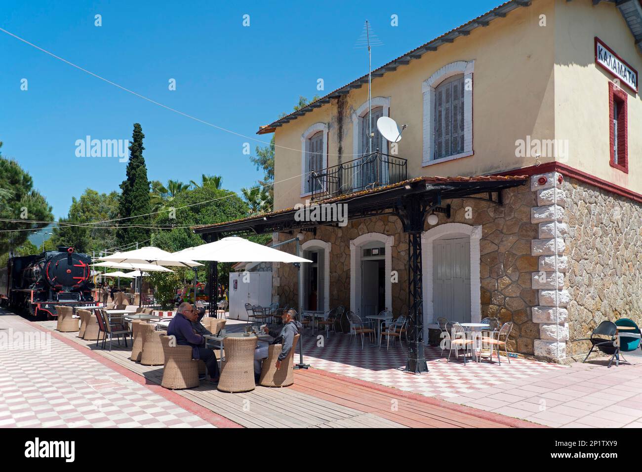 Eisenbahnpark, altes Bahnhofsgebäude, Kalamata, Messinia, Peloponnes, Griechenland, Eisenbahnmuseum Stockfoto