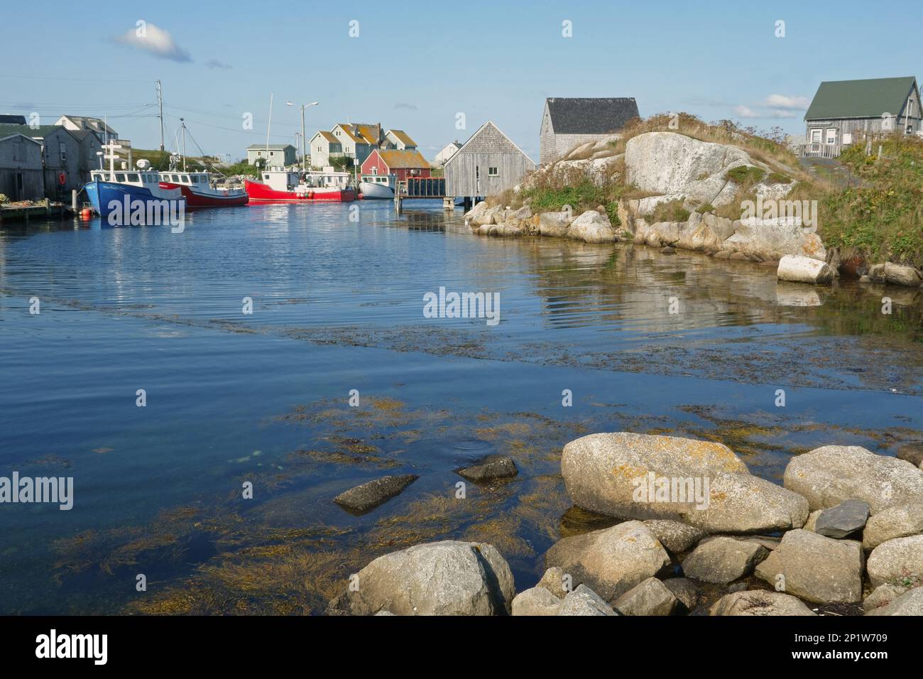 Fischerboote im Hafen des Küstendorfes Peggys Cove, St. Margarets Bay, Neuschottland, Kanada Stockfoto