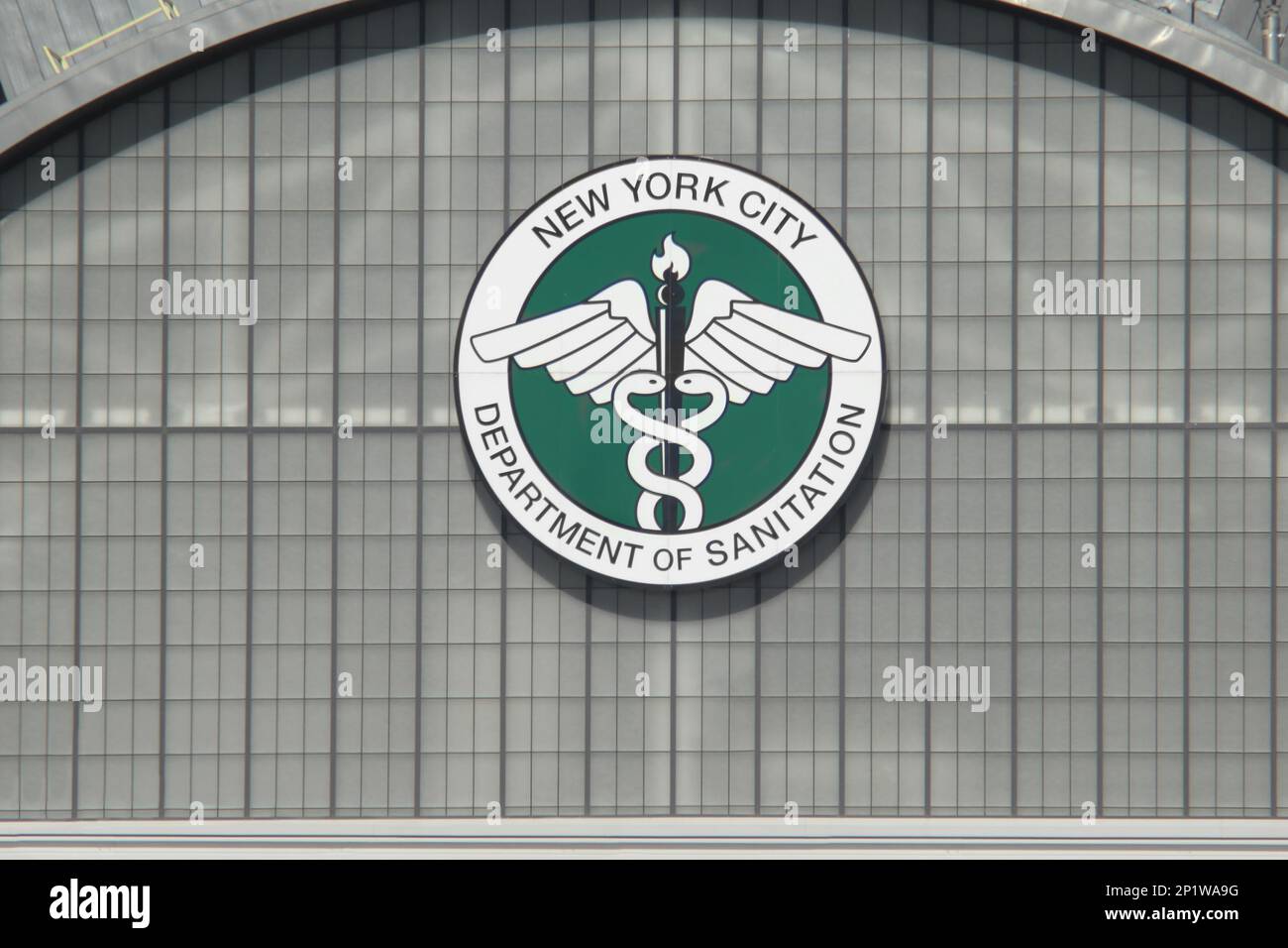 New York, NY - 29. Oktober 2022: Transferstation des New Yorker Gesundheitsministeriums entlang des East River von Manhattan Stockfoto