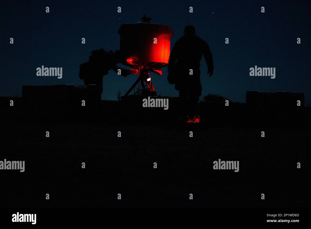 USA Marines mit Sierra Battery, Battalion Landing Team 1/6, 26. Marine Expeditionary Unit, bereiten Sie einen leichten Gegenmörtel-Radar (LCMR) vor und bauen Sie ihn zusammen, während Sie sich mit dem Basislager des Marine Corps Lejeune, North Carolina, am 3. Februar 2023 vertraut machen. Der LCMR ist ein leichtes, fortschrittliches montierbares Radarsystem, das mehrere Aufgaben ausführen kann, wie z. B. die Erkennung von Frühwarnfeuern, die Erfassung von Gegenfeuerzielen und die Luftüberwachung während des Einsatzes. Stockfoto